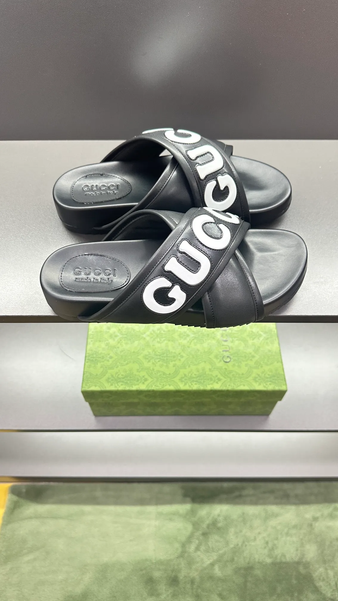 [G Family Couple Style] P: 320💰Female size 36~40 Men's size 39~45, (46. Custom-made GG slippers for men and women. This slipper is made of GG polyester fiber and is decorated with a Gucci label on the front, which adds a striking logo feel to the style. Beige GG recycled polyester fiber, same size for men and women, leather trim